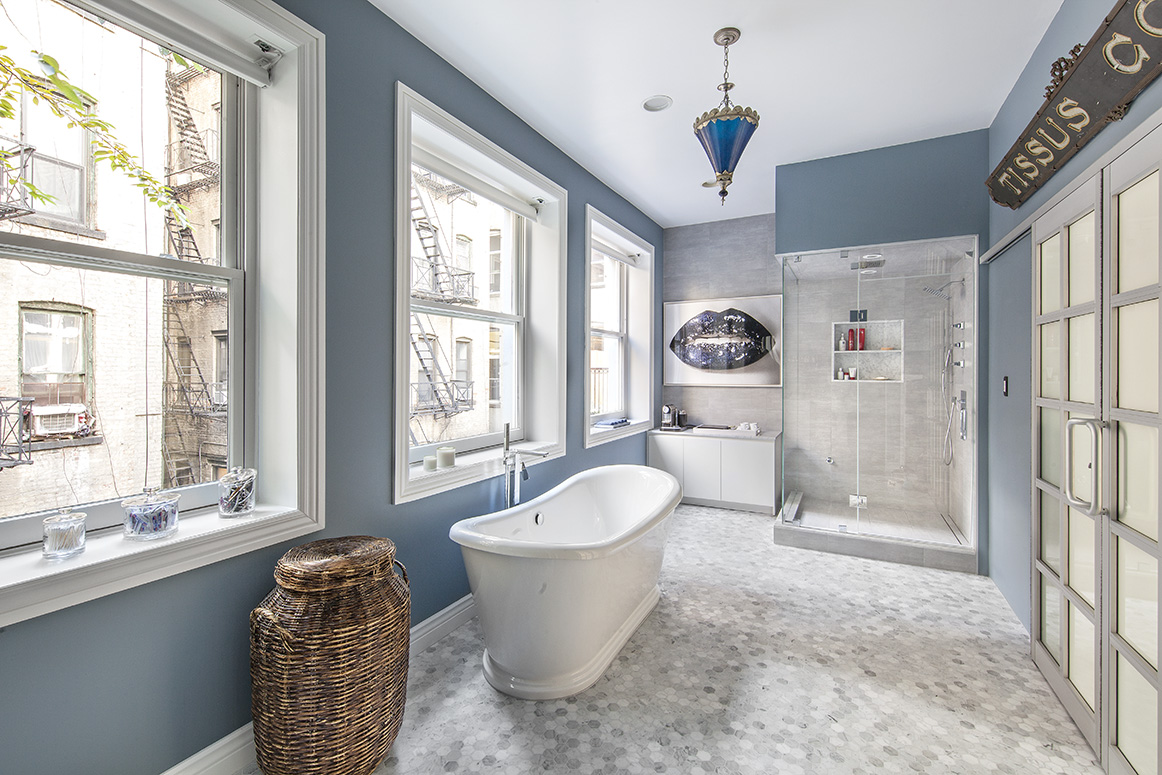 4 Centre Market Place Manhattan, NY 10013 - Photo 6 of 15 a spacious bathroom with a tub sink and mirror