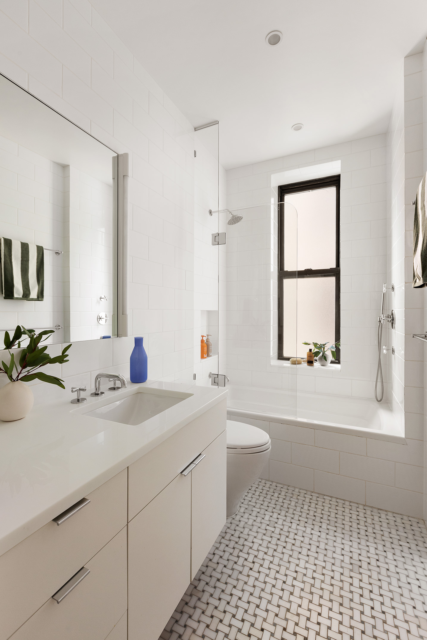 251 West 89th Street, Unit 4D Manhattan, NY 10024 - Photo 14 of 20 a bathroom with a sink a toilet a window and shower