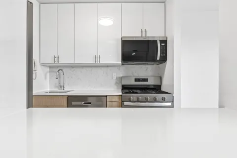 $1,035,000 | 400 East 54th Street, Unit 24E | Sutton Place