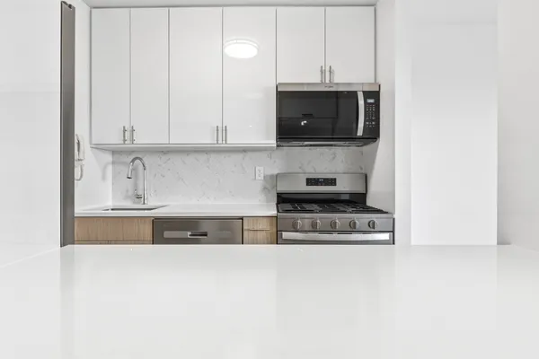 $1,075,000 | 400 East 54th Street, Unit 24E | Sutton Place