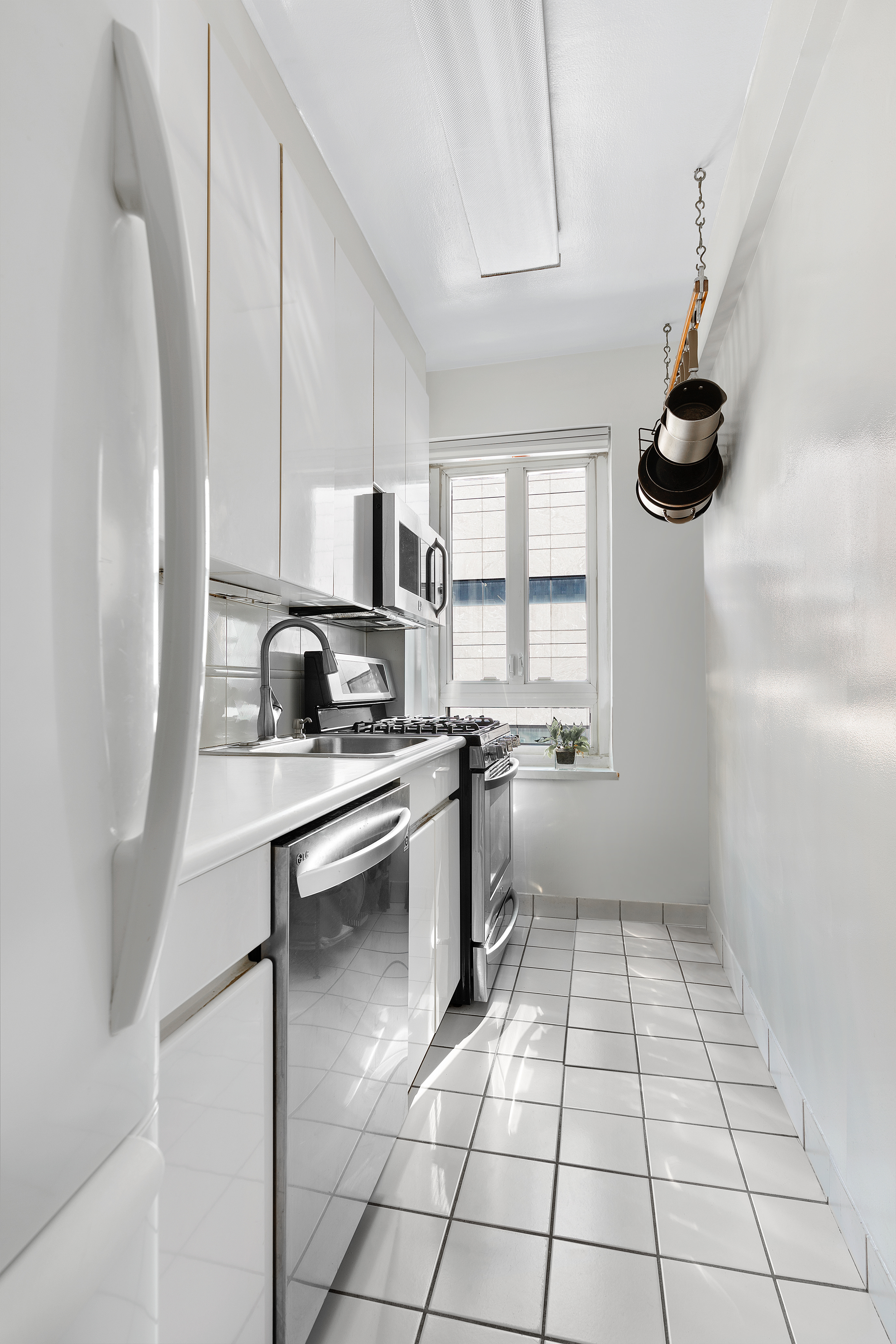 333 West 57th Street, Unit 8B Manhattan, NY 10019 - Photo 4 of 10