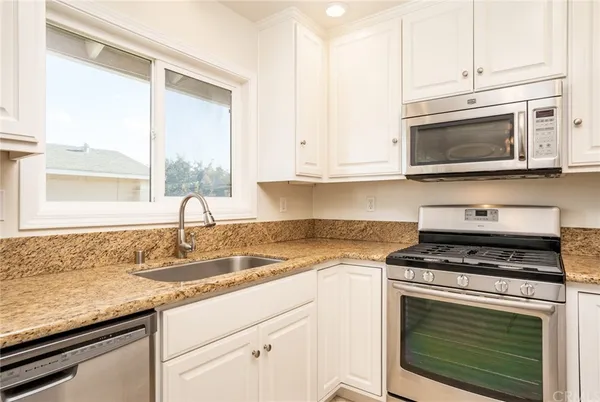 $3,195 | 301 Oswego Avenue, Huntington Beach, CA 92648