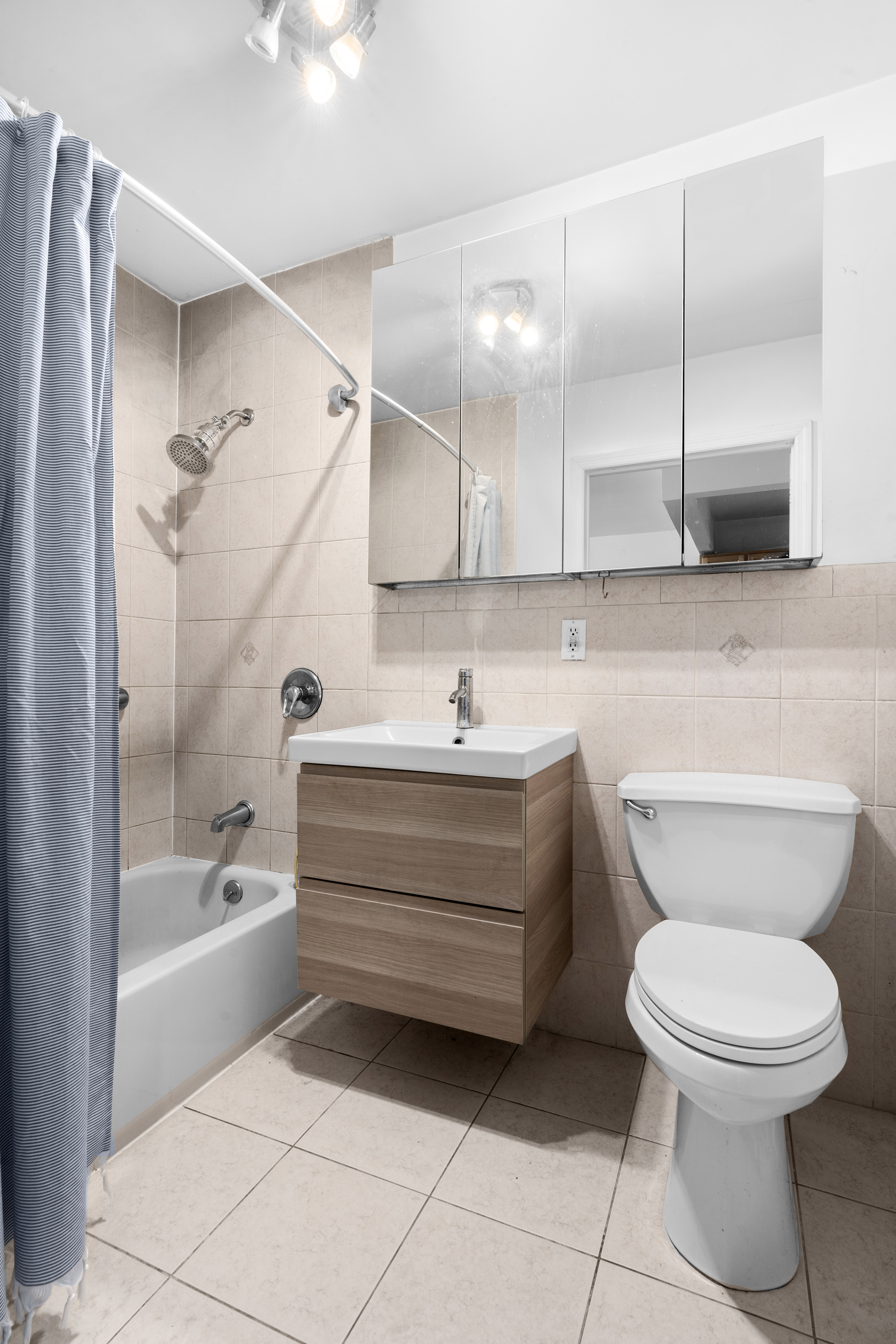 547 Gates Avenue, Unit 1 Brooklyn, NY 11216 - Photo 5 of 7 a bathroom with a toilet a sink and bathtub