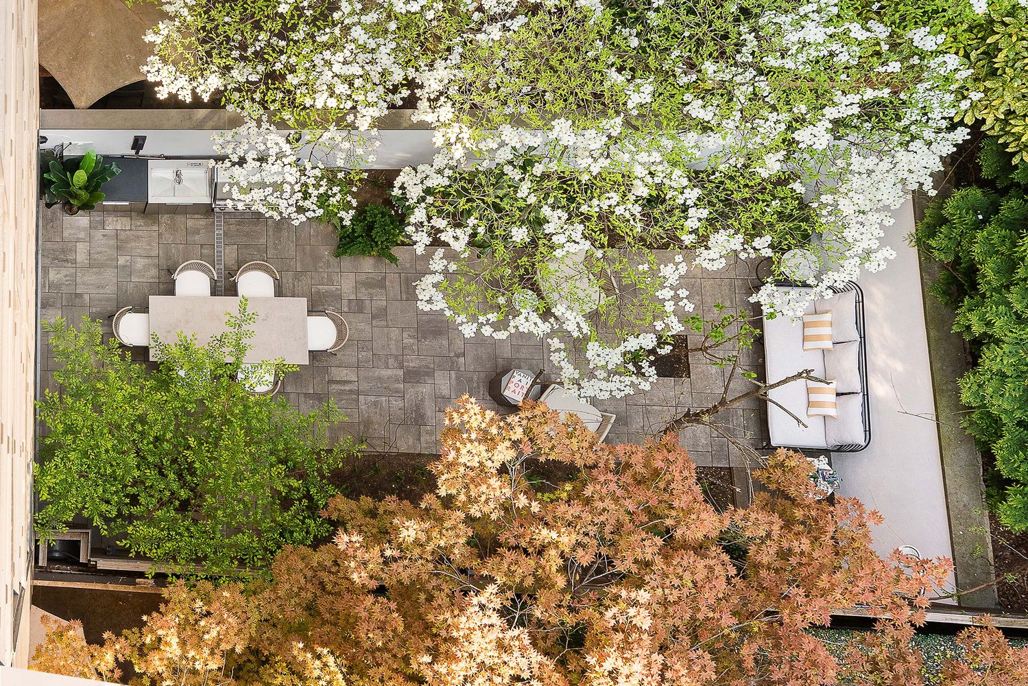 520 East 89th Street Manhattan, NY 10128 - Photo 39 of 40 a front view of a house with a yard