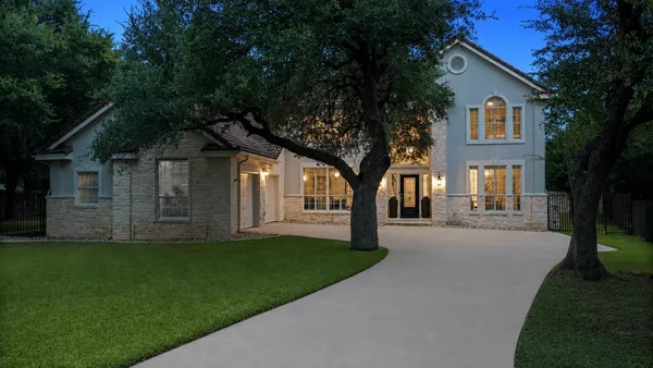 $1,199,900 | 13 Sunview Road, The Hills, TX 78738