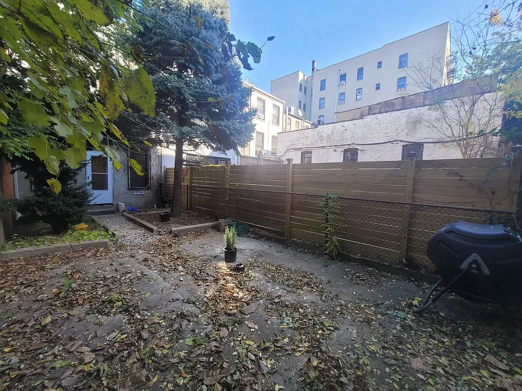 a view of a backyard with pathway