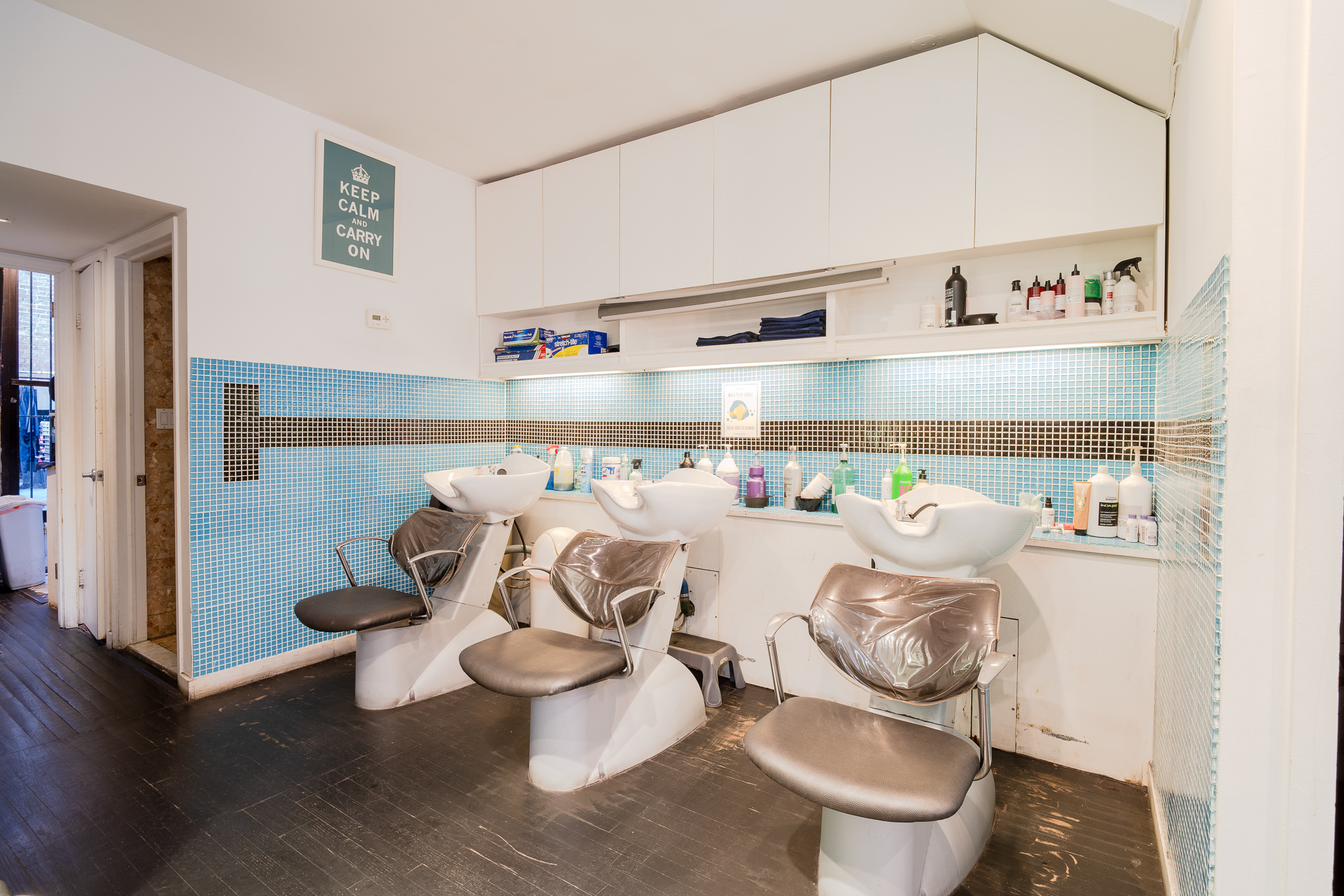 843 Lexington Avenue, Unit 2 Manhattan, NY 10065 - Photo 3 of 6 a kitchen with a table and chairs