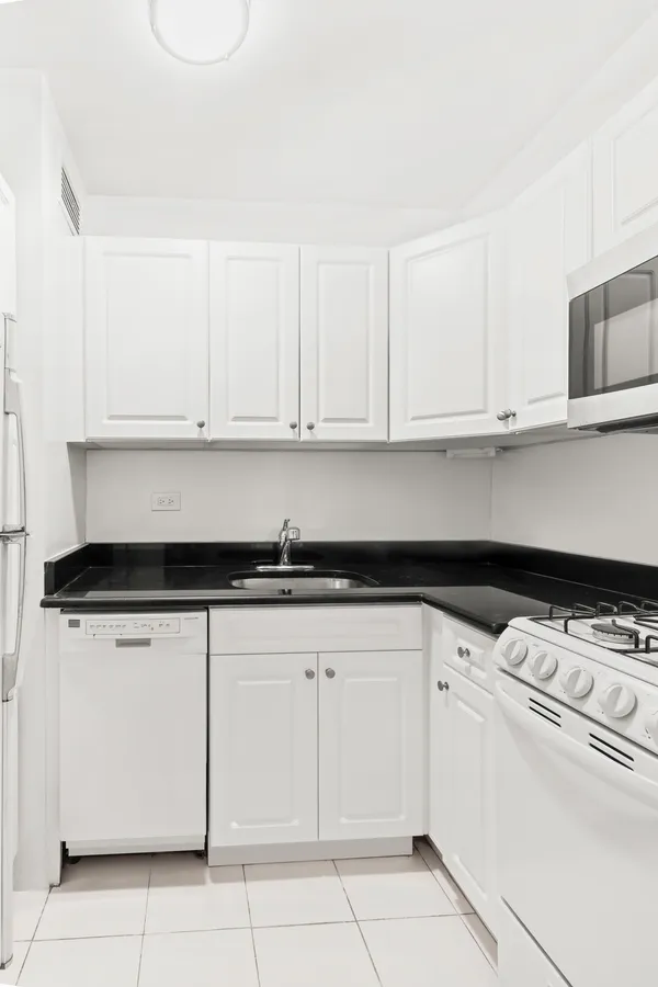 $3,600 | 333 East 46th Street, Unit 8C | Midtown East