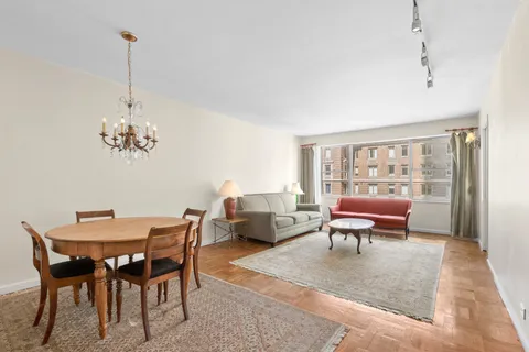 $695,000 | 77 West 55th Street, Unit 16H | Midtown Central