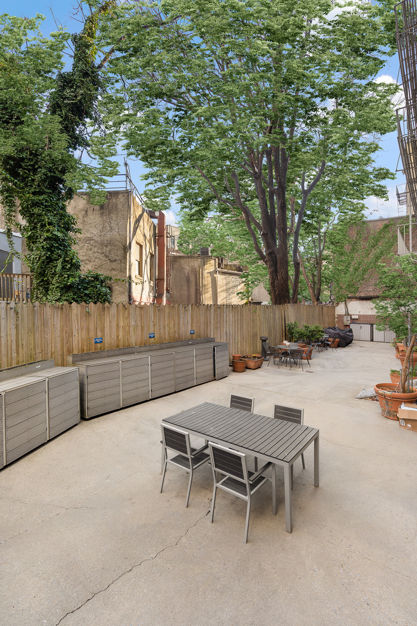24 Cornelia Street, Unit 15 Manhattan, NY 10014 - Photo 9 of 13 a backyard of a house with table and chairs
