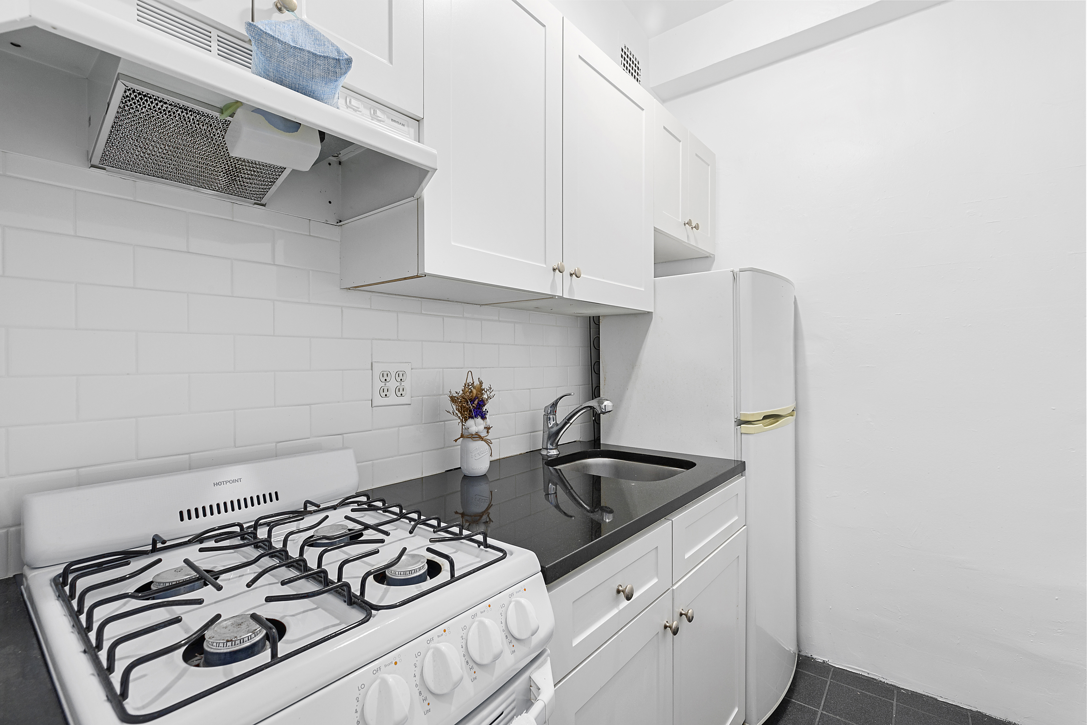 160 West 71st Street, Unit 3E Manhattan, NY 10023 - Photo 2 of 6