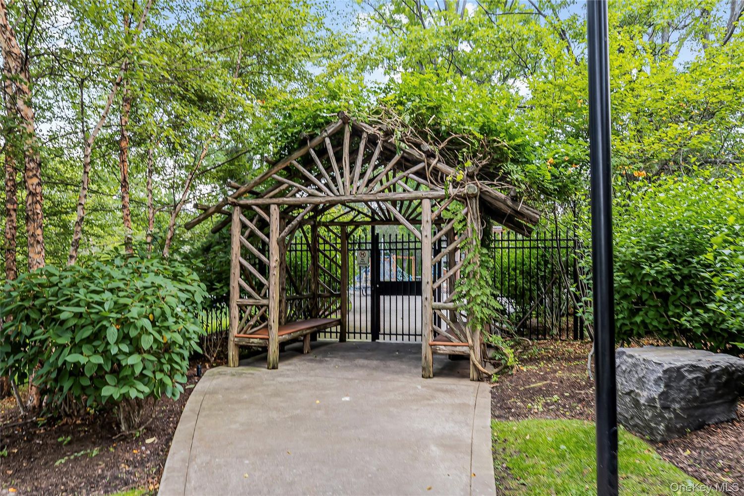 5800 Arlington Avenue, Unit 6L Bronx, NY 10471 - Photo 15 of 19 a view of a chairs and table in a backyard