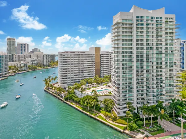 $3,900,000 | 10 Venetian Way, Unit 804, Miami Beach, FL 33139