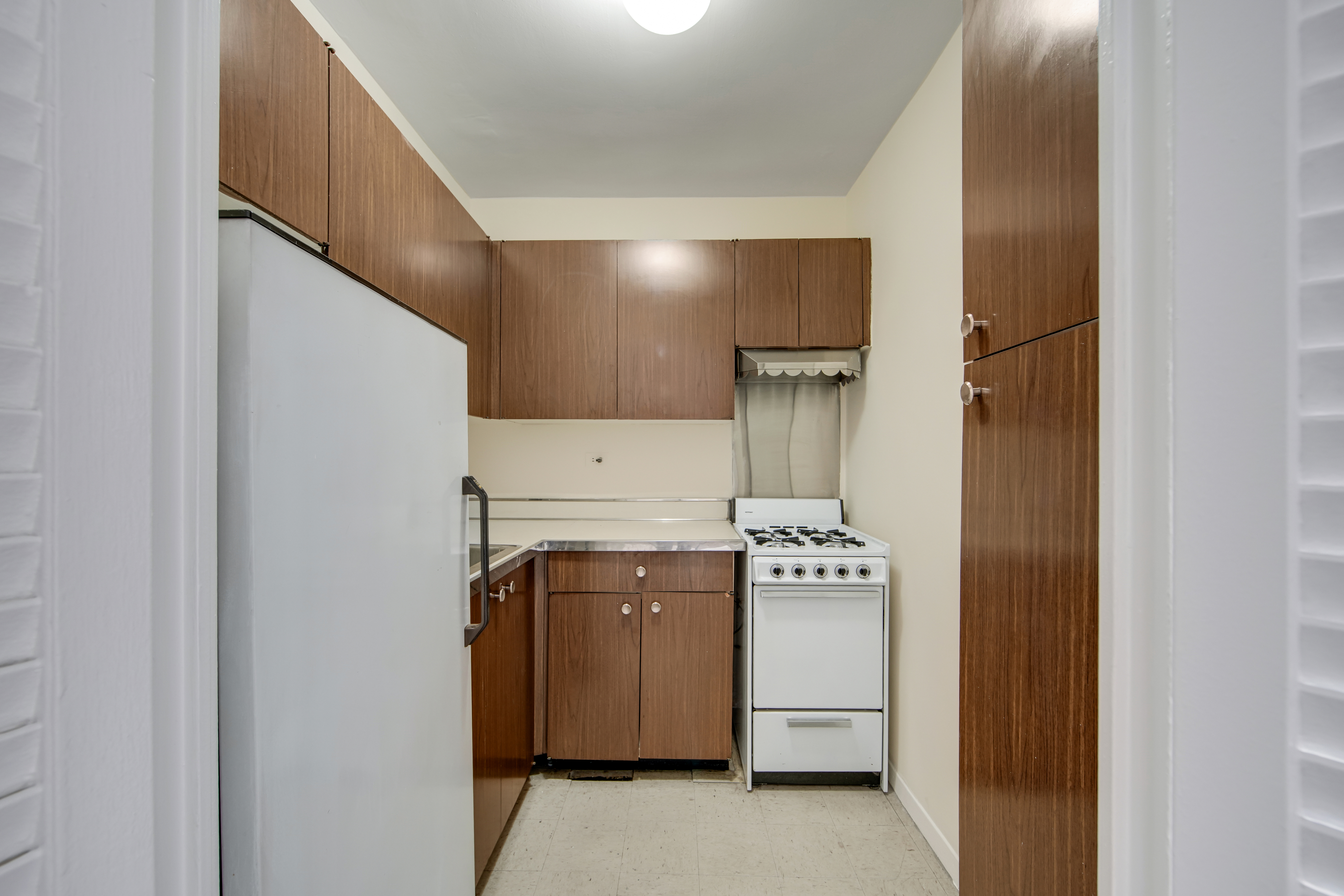 220 East 60th Street, Unit 3F Manhattan, NY 10022 - Photo 4 of 8 a utility room with dryer and washer