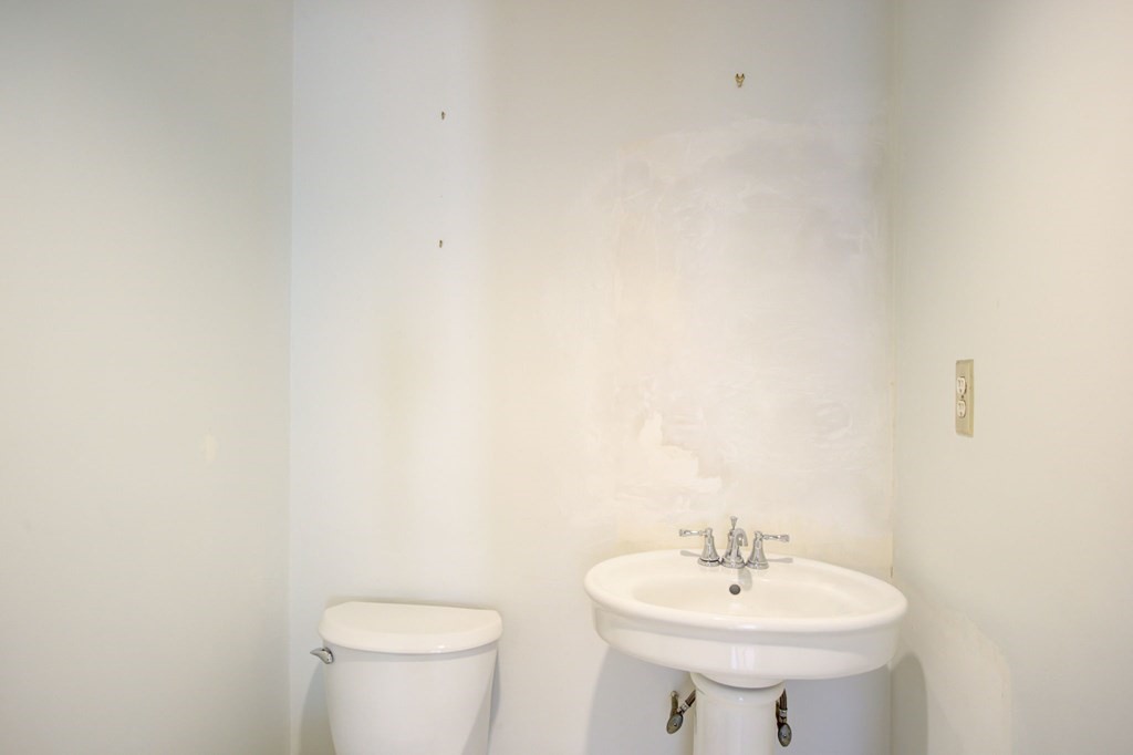 327 Commonwealth Avenue Boston, MA 02115 - Photo 18 of 26 a bathroom with a sink a toilet and mirror