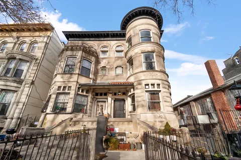 a picture of a rug with a white wall