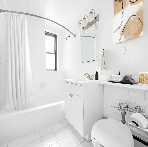 $4,925 | 85 4th Avenue, Unit 3OO | Greenwich Village