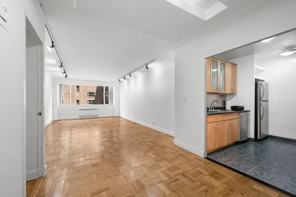 $735,000 | 333 East 69th Street, Unit 3A | Lenox Hill