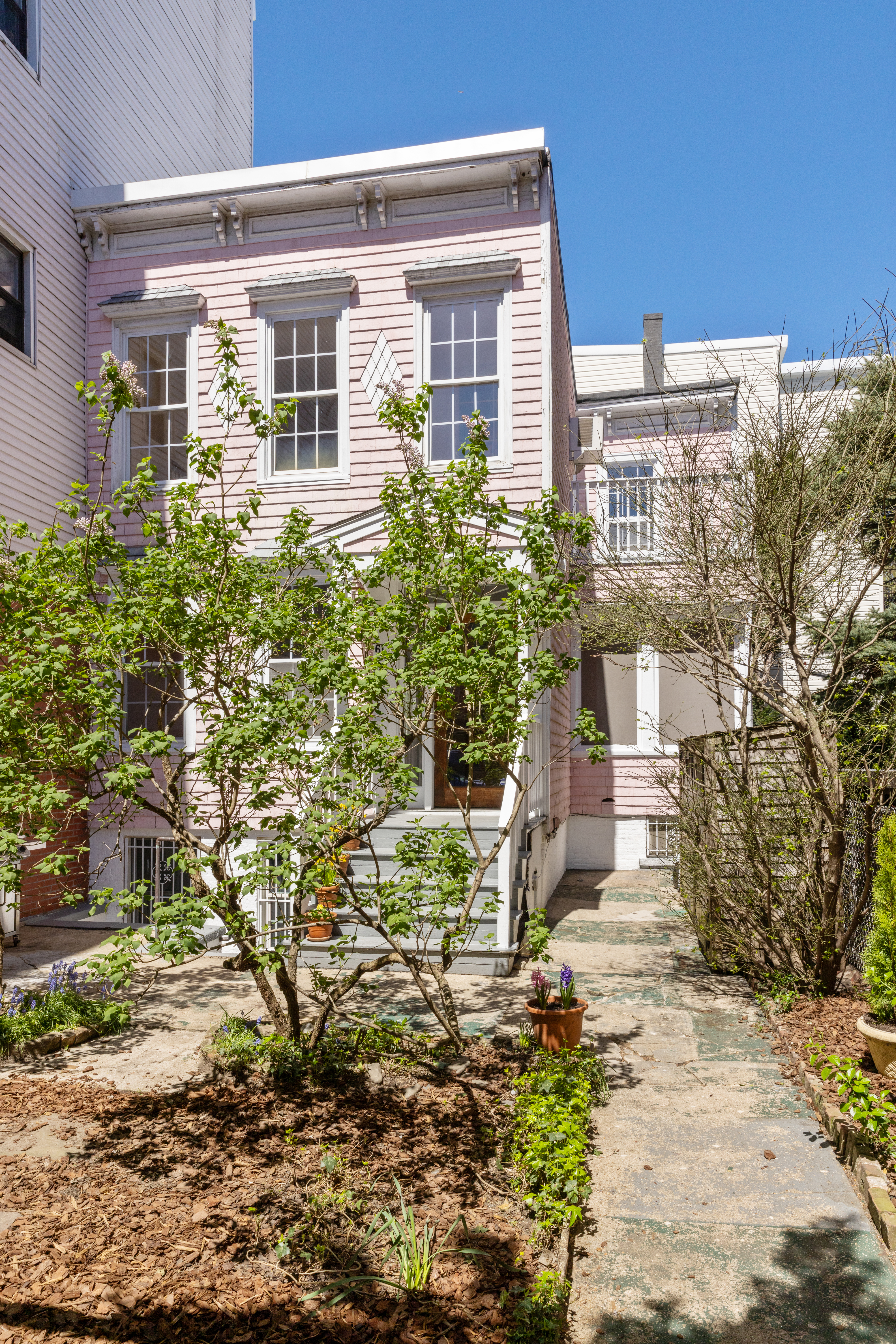 61 Norman Avenue Brooklyn, NY 11222 - Photo 21 of 22 a front view of a house with a yard