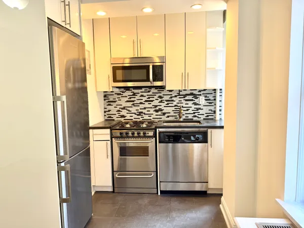 $2,900 | 309 West 57th Street, Unit 602 | Hell's Kitchen