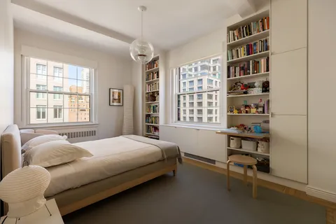 $3,650,000 | 25 East End Avenue, Unit 11E | Upper East Side