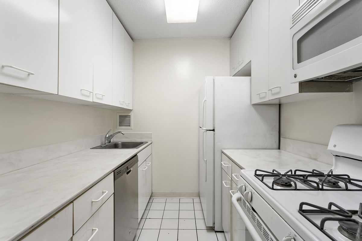 330 East 38th Street, Unit 32J Manhattan, NY 10016 - Photo 4 of 13