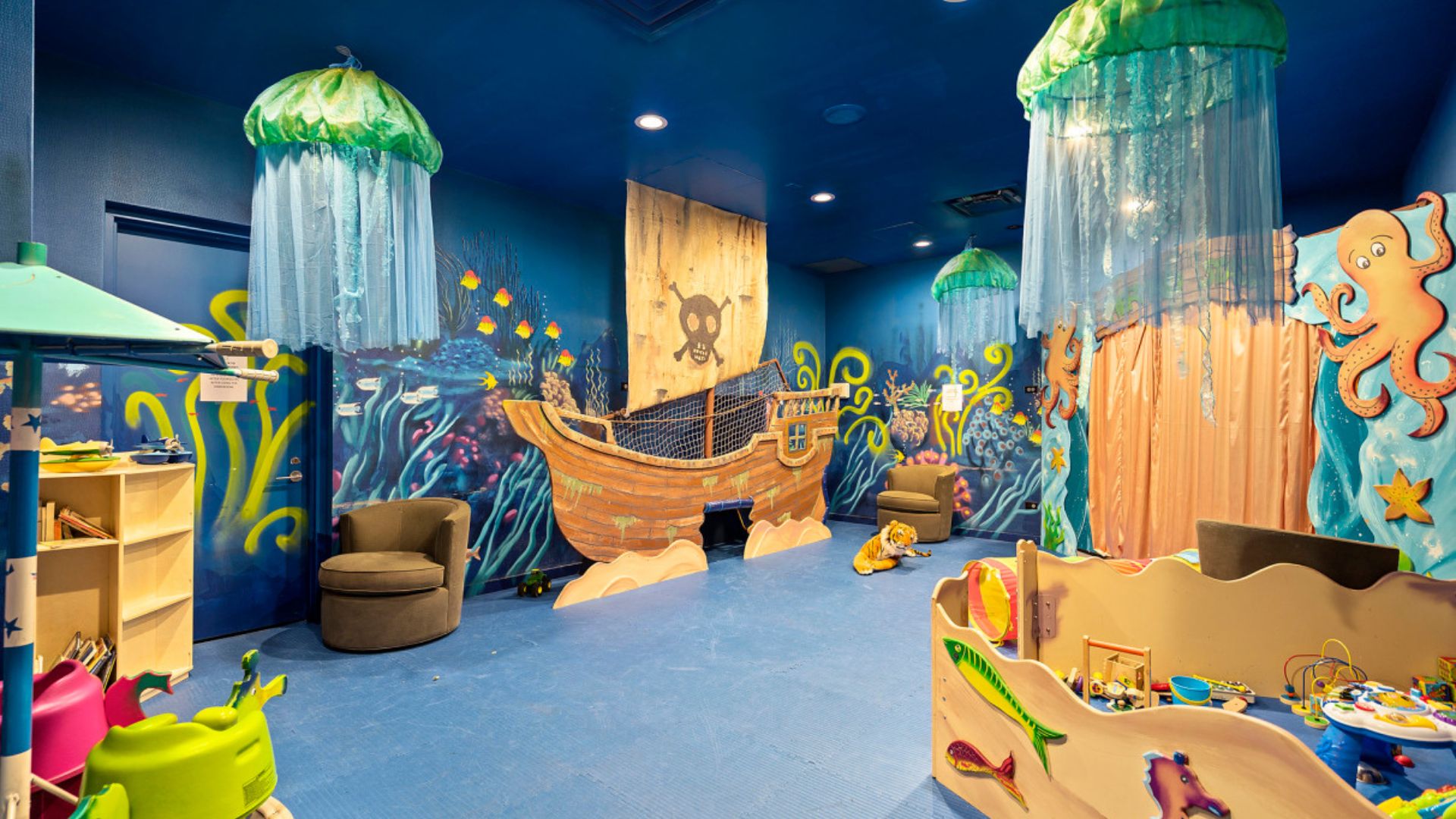 34 North 7th Street, Unit 6Y Brooklyn, NY 11249 - Photo 15 of 20 a living room filled with furniture and a chandelier