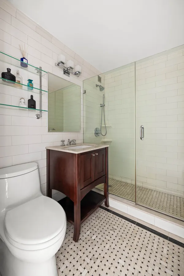$995,000 | 80 Park Avenue, Unit 18B | Murray Hill