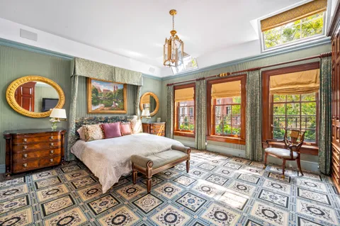 a view of livingroom with furniture