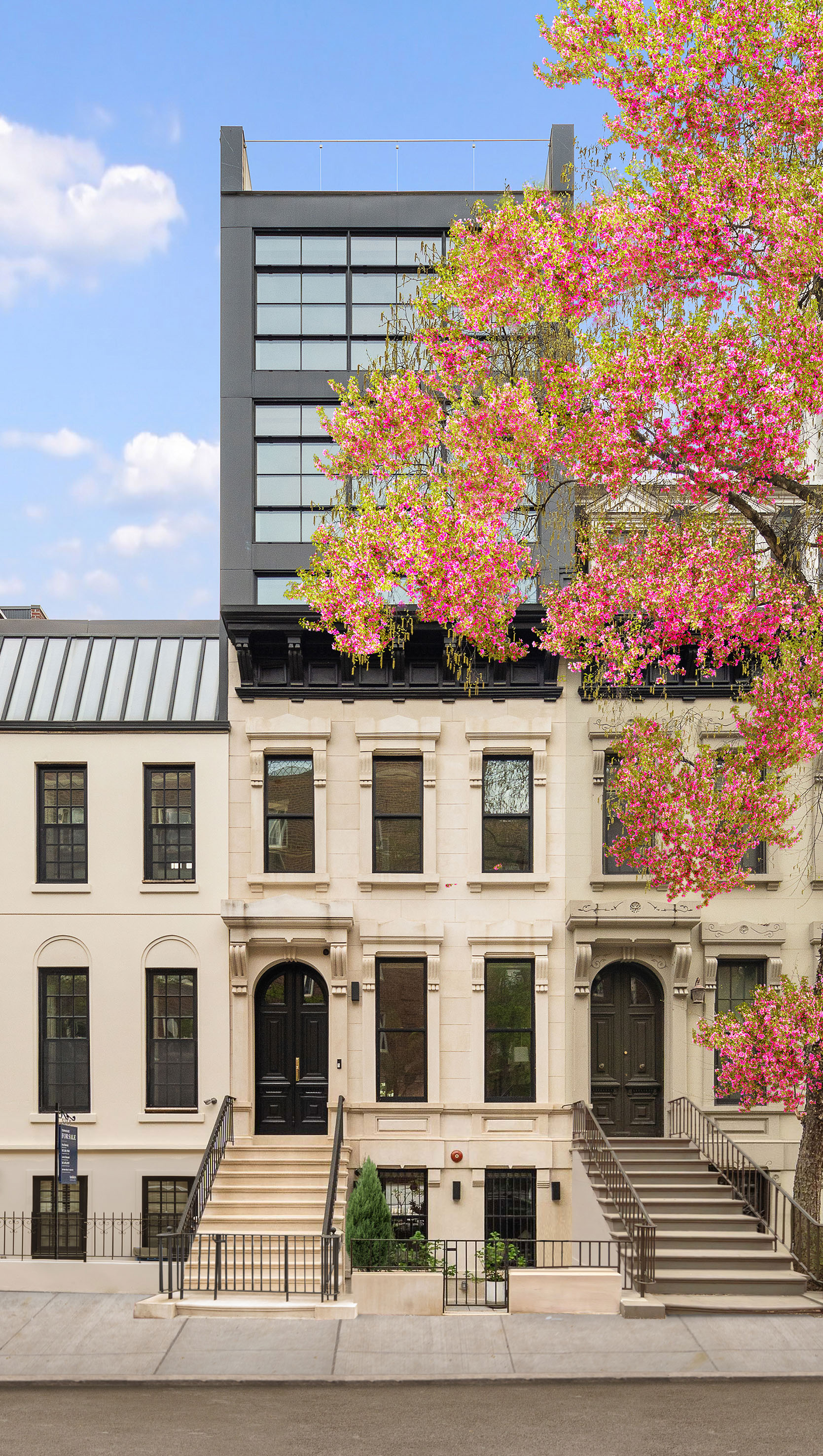520 East 89th Street Manhattan, NY 10128 - Photo 38 of 40 a front view of a building with balcony