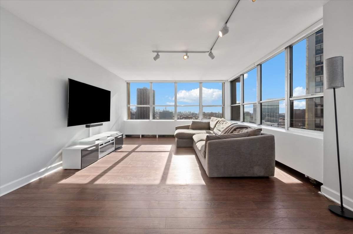 655 West Irving Park Road, Unit 1717 Chicago, IL 60613 - Photo 6 of 34