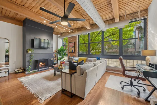 $395,000 | 2804 North Lakewood Avenue, Unit 103, Chicago, IL 60657