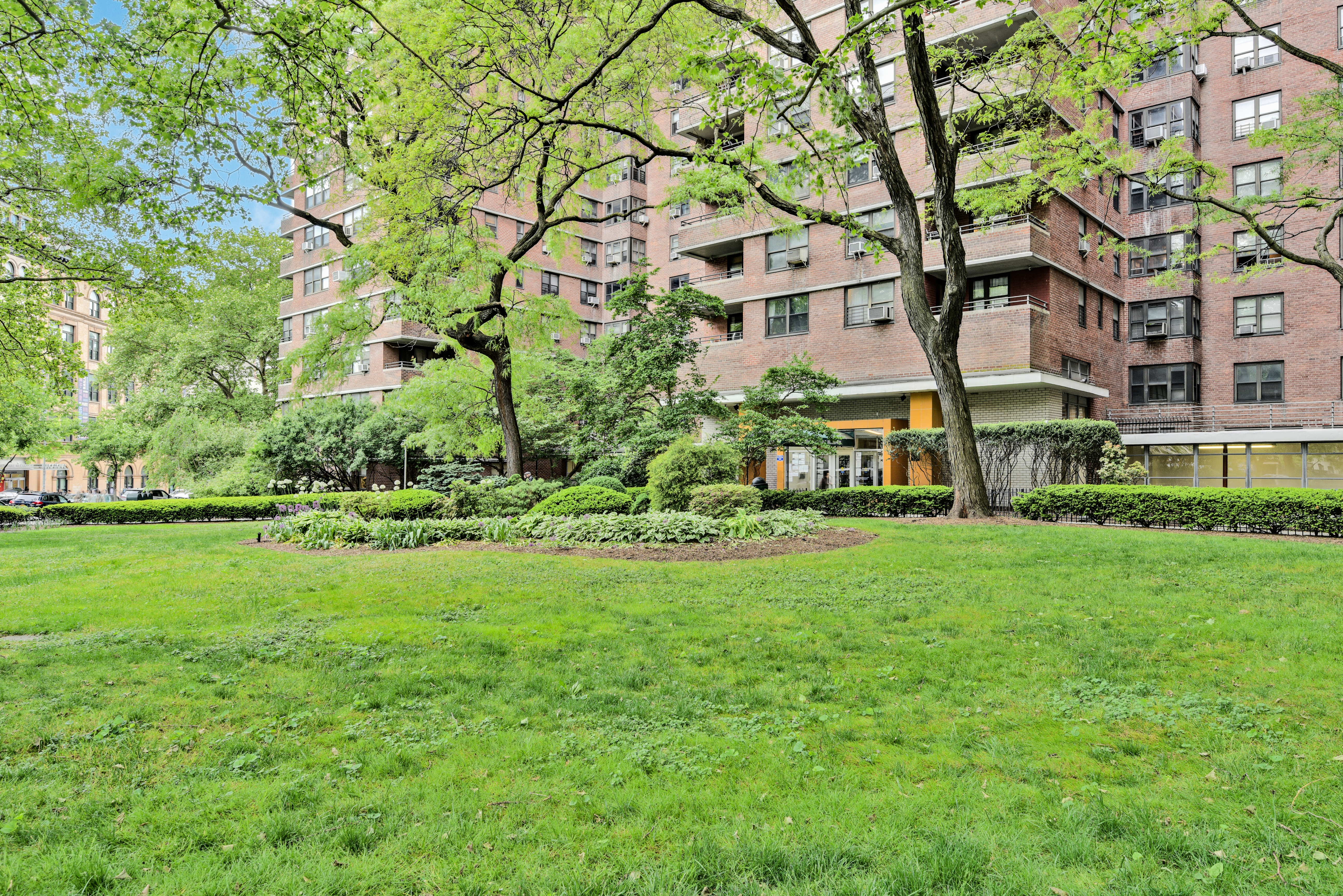 208 East Broadway, Unit J1304 Manhattan, NY 10002 - Photo 16 of 19 a view of a building with garden
