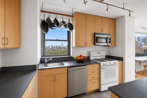 $2,750,000 | 15 West 72nd Street, Unit 25F | Upper West Side