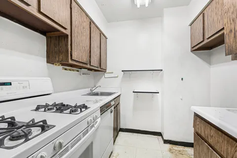$485,000 | 301 East 45th Street, Unit 8A | Midtown East