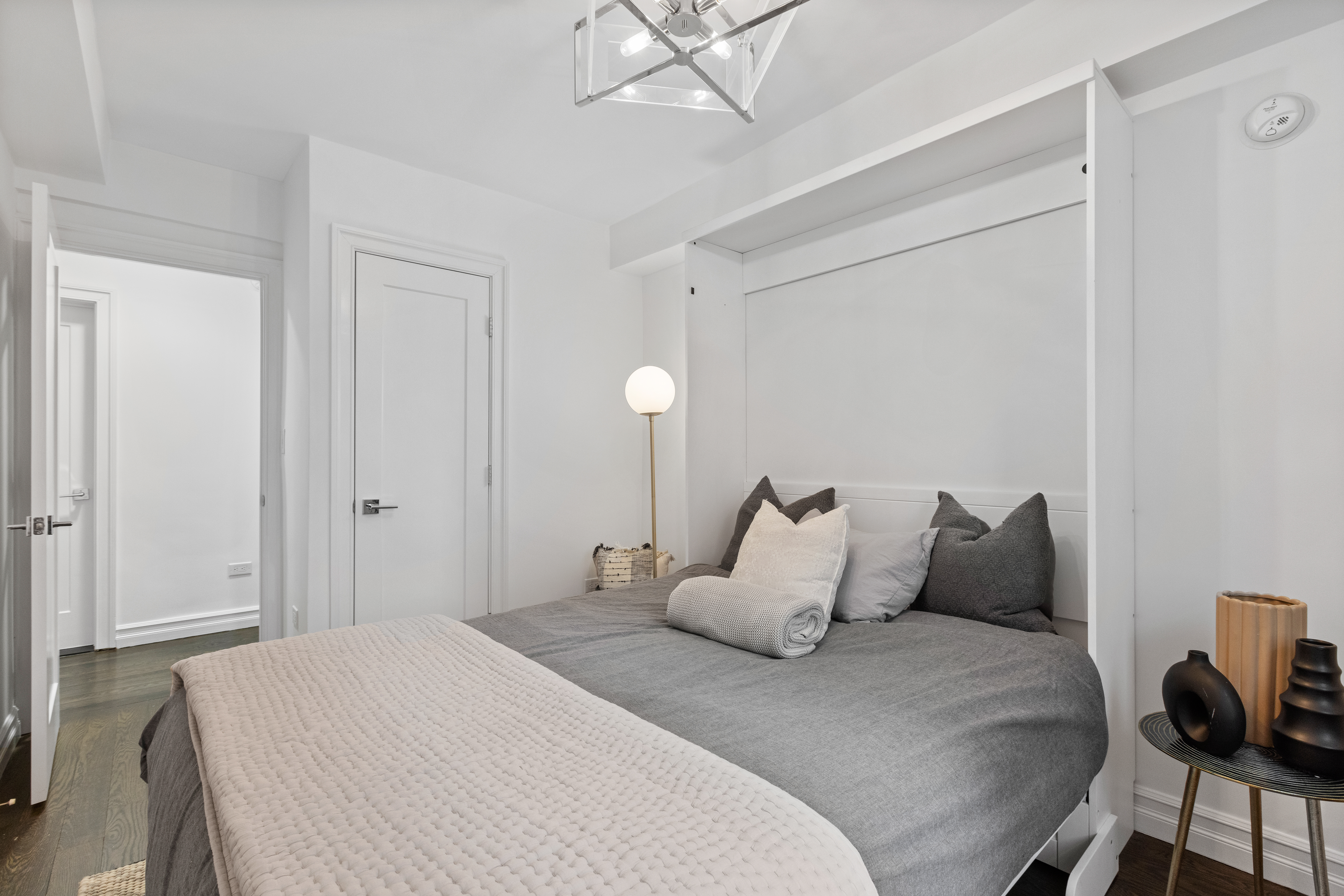 321 East 43rd Street, Unit 812 Manhattan, NY 10017 - Photo 7 of 11