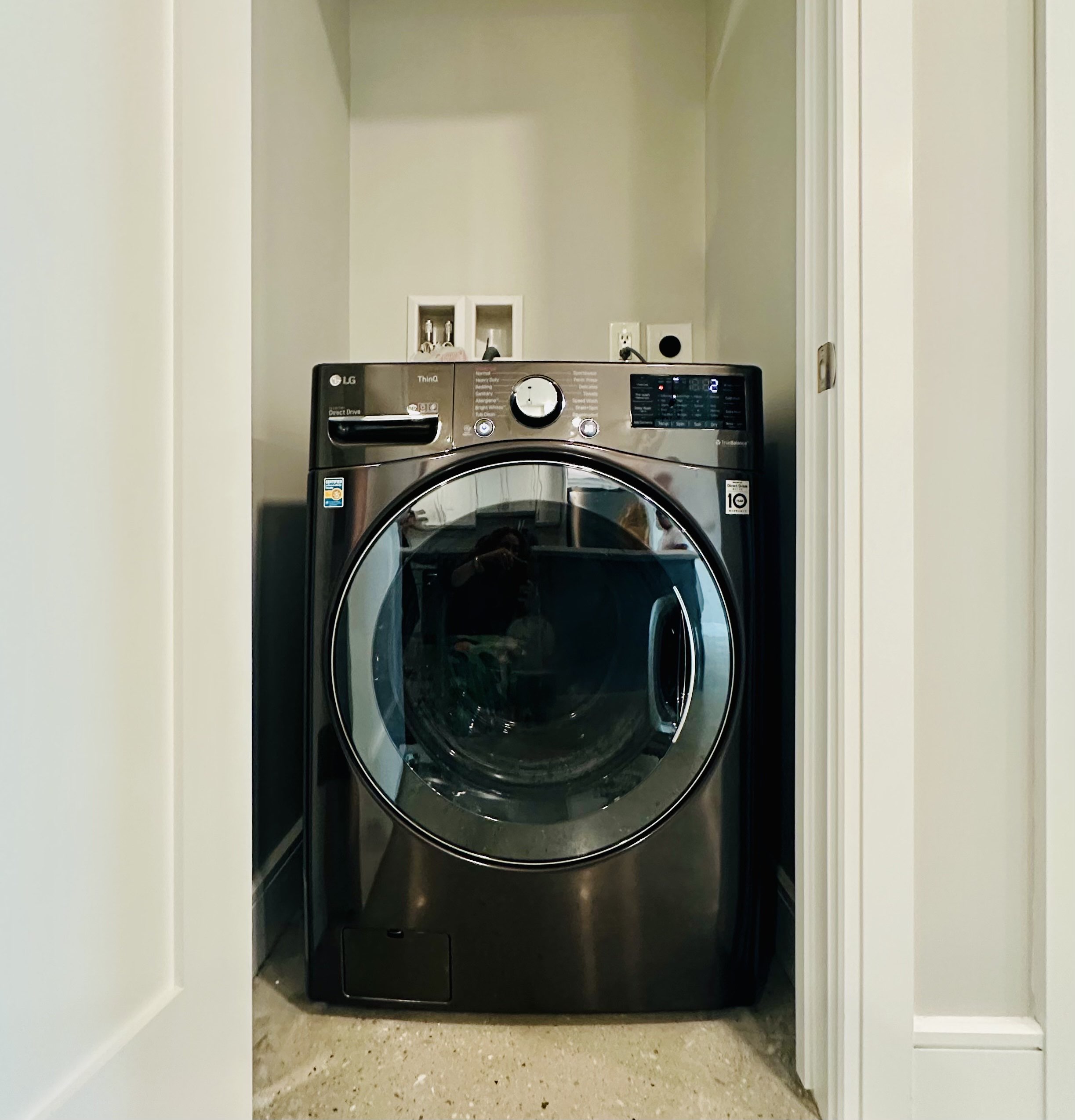 23 Bleecker Street, Unit 4E Brooklyn, NY 11221 - Photo 8 of 11 a utility room with washing machine