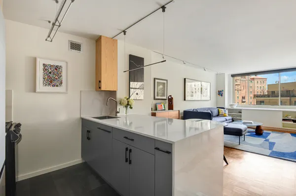 $1,295,000 | 30 West 63rd Street, Unit 11V | Upper West Side