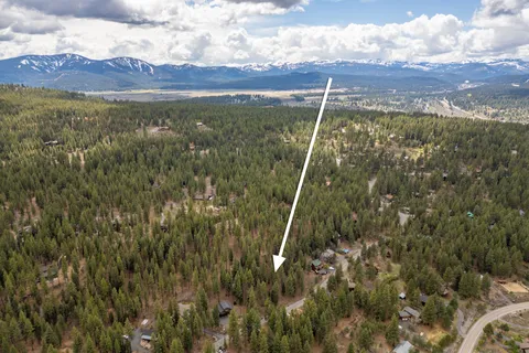 a view of a yard with a lake