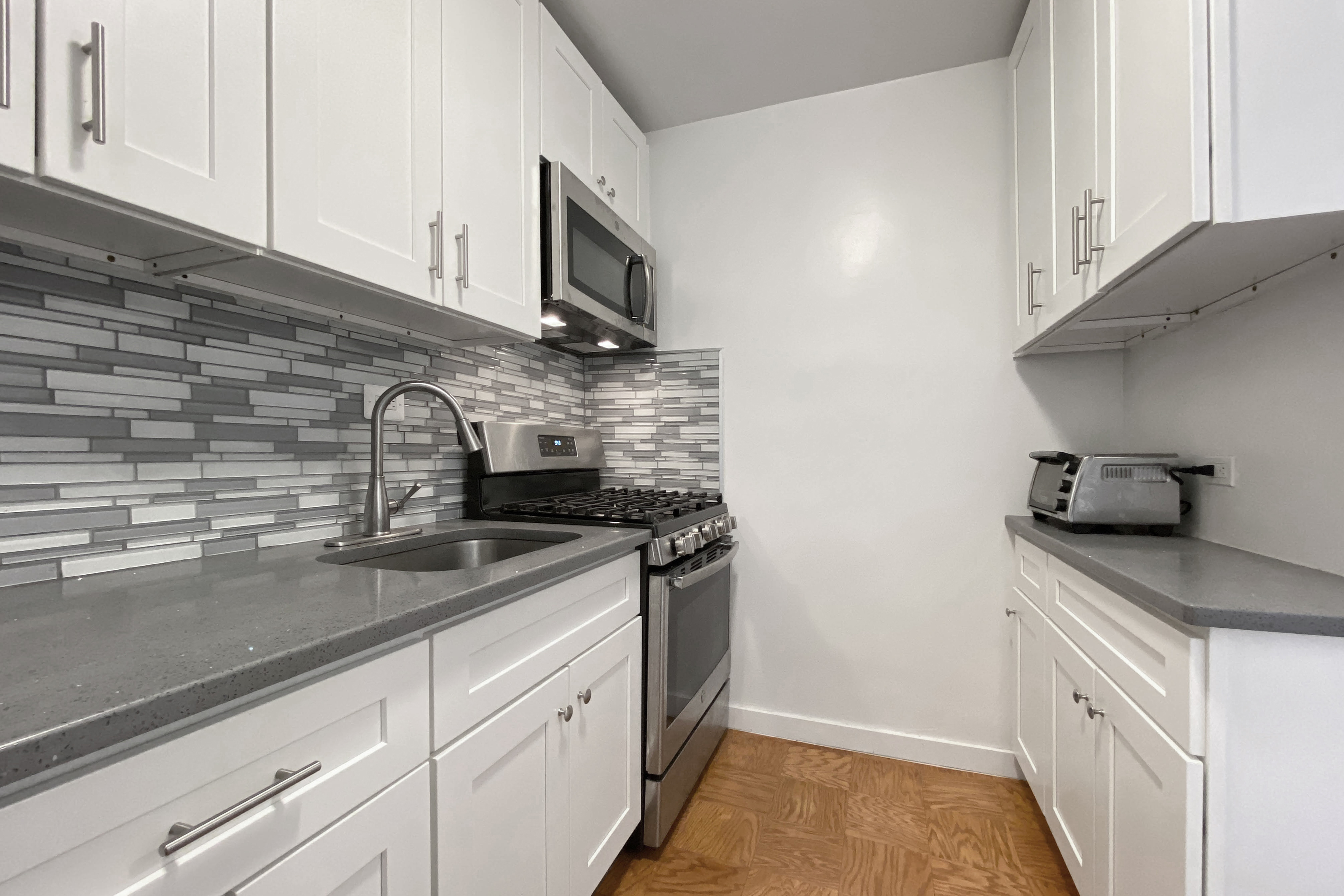 300 East 33rd Street, Unit 7G Manhattan, NY 10016 - Photo 2 of 13