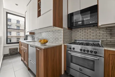 $925,000 | 200 West 54th Street, Unit 10D | Theater District