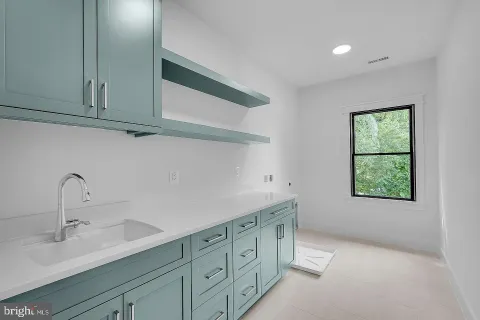 $2,925,000 | 930 Fairway Drive Northeast, Vienna, VA 22180