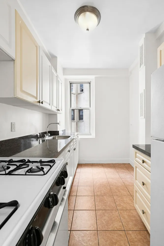 $4,750 | 123 Waverly Place, Unit 2D | Greenwich Village
