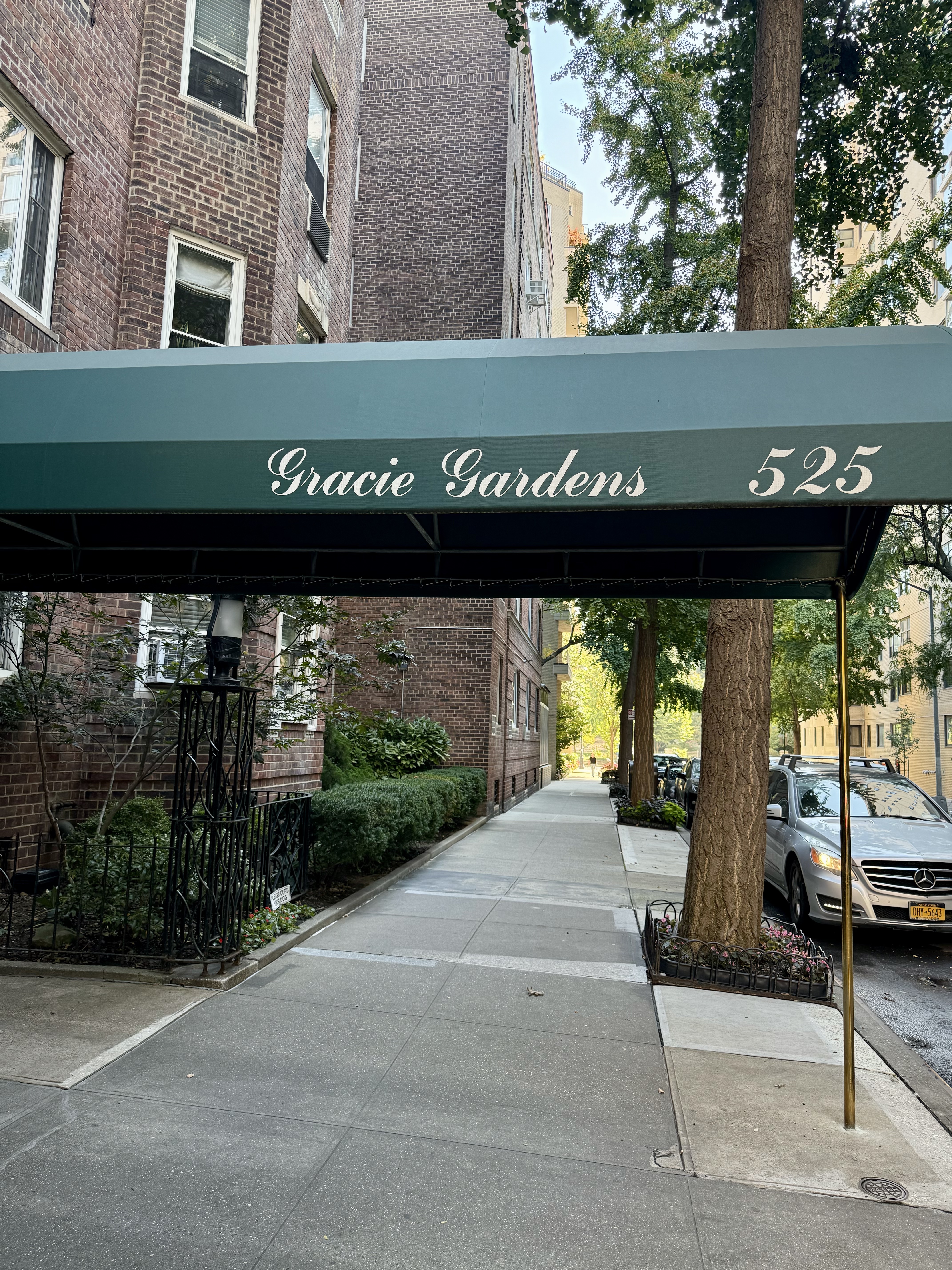 525 East 89th Street, Unit 2L Manhattan, NY 10128 - Photo 8 of 13 a view of a building with a garden