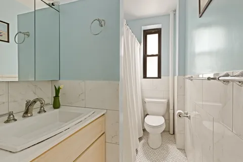 $1,300,000 | 235 Lincoln Place, Unit 2E | Park Slope