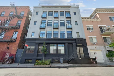 $685,000 | 242 South 1st Street, Unit 2B | Williamsburg