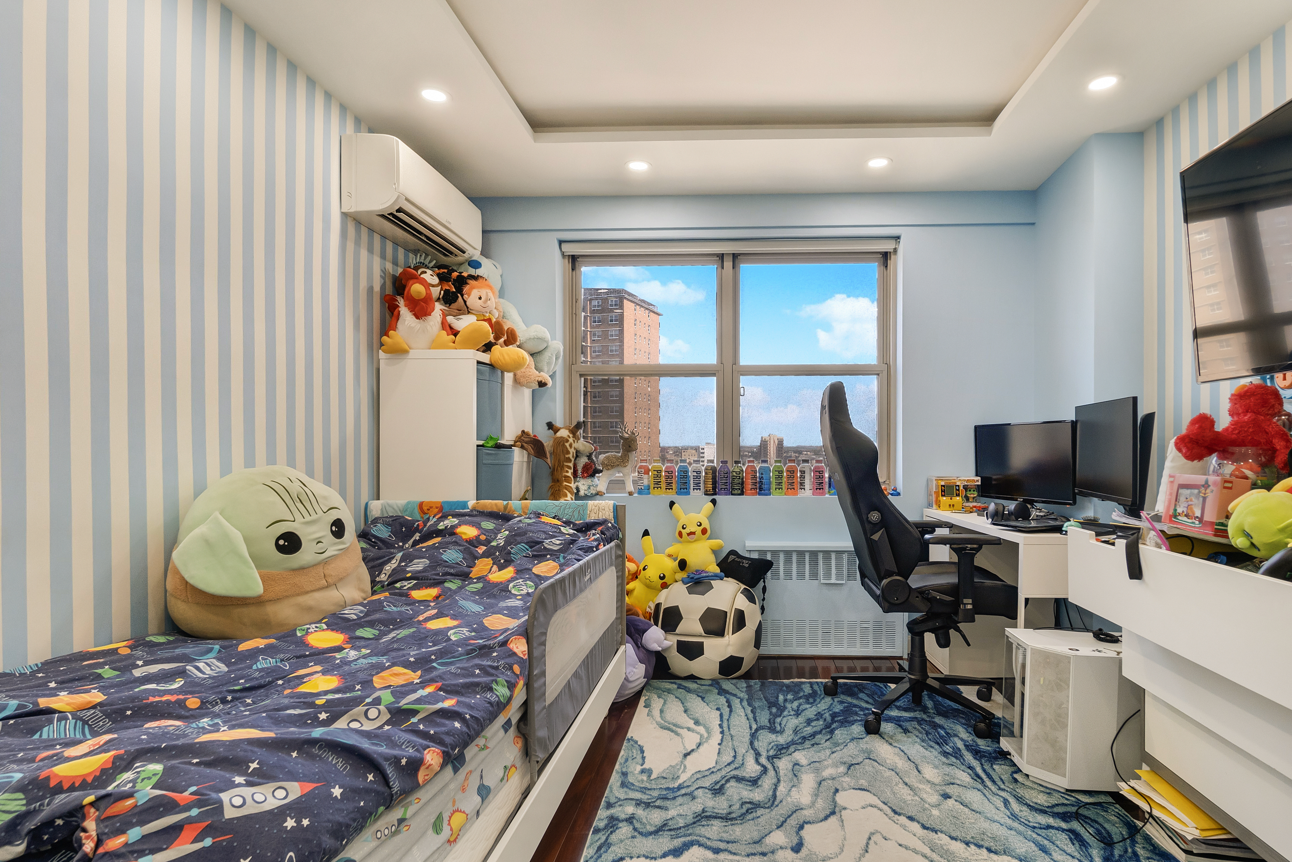 448 Neptune Avenue, Unit 14L Brooklyn, NY 11224 - Photo 9 of 20 a bedroom with a workspace