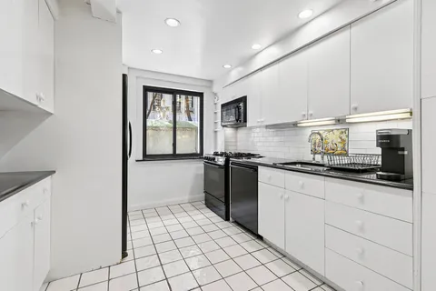 $2,495,000 | 33 West 67th Street | Upper West Side