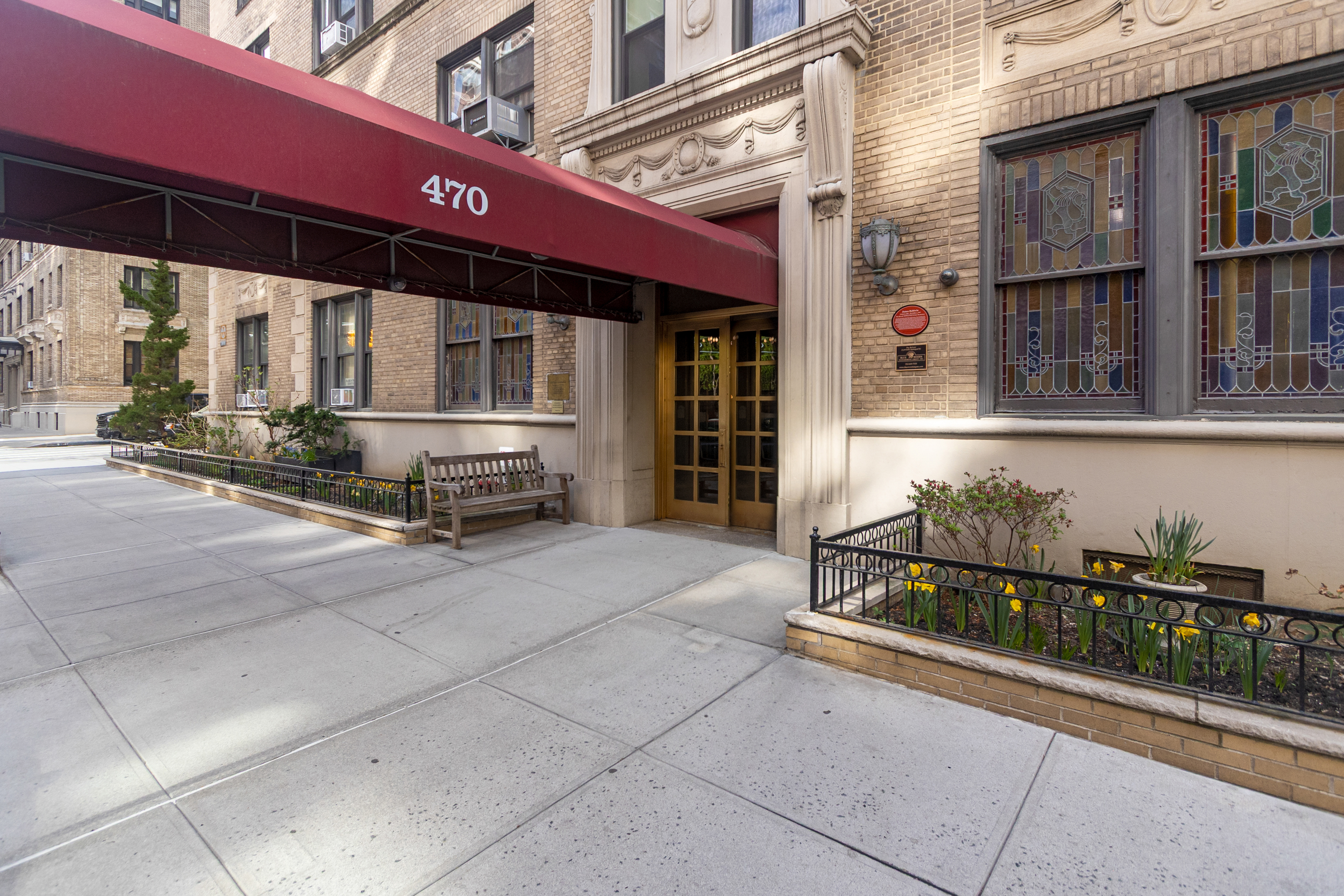 470 West End Avenue, Unit PH-G New York, NY 10024 - Photo 21 of 22 a front view of a building with sitting area