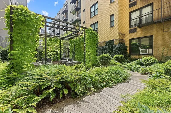 $4,925 | 85 4th Avenue, Unit 3OO | Greenwich Village